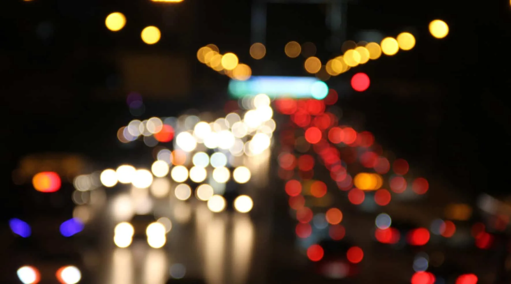 Unscharfe Autolichter im nächtlichen Stau