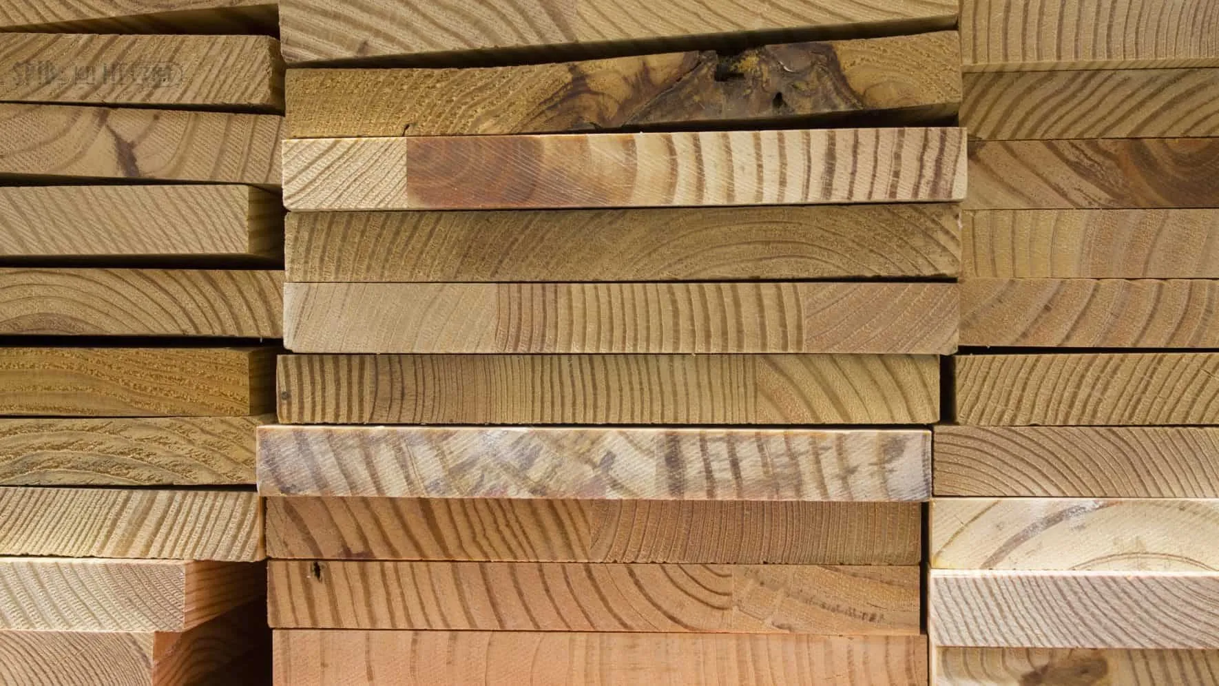 Gestapelte Holzbretter mit sichtbarer Maserung
