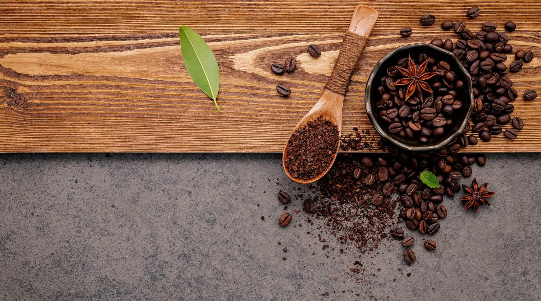 Kaffeebohnen, Holzlöffel und Sternanis auf einem Holzbrett – Java 10 Features
