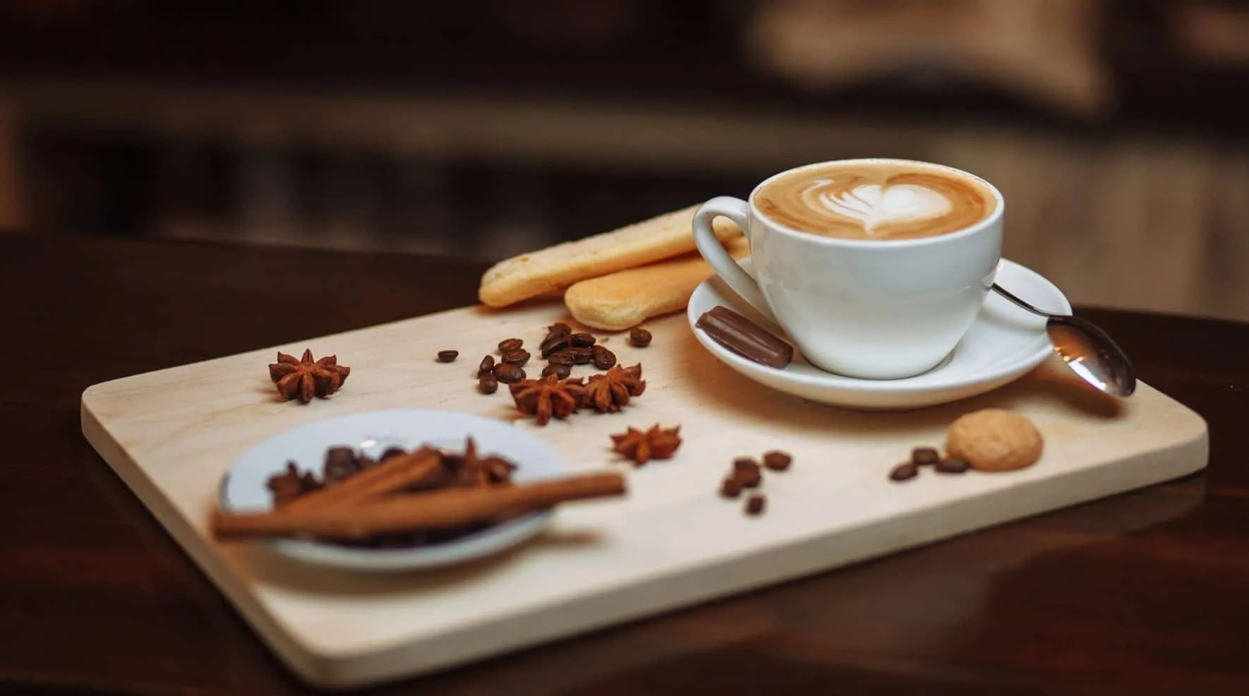 Cappuccino mit Zimtstangen, Sternanis und Gebäck auf einem Brett – Java 12 Features