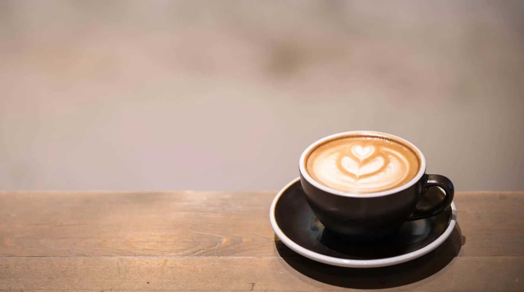Tasse Cappuccino mit Herz im Milchschaum auf einem Holztisch – Java 13 Features