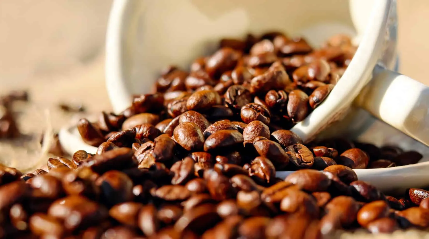 Umgekippte Tasse, aus der geröstete Kaffeebohnen quellen – Java 16 Features