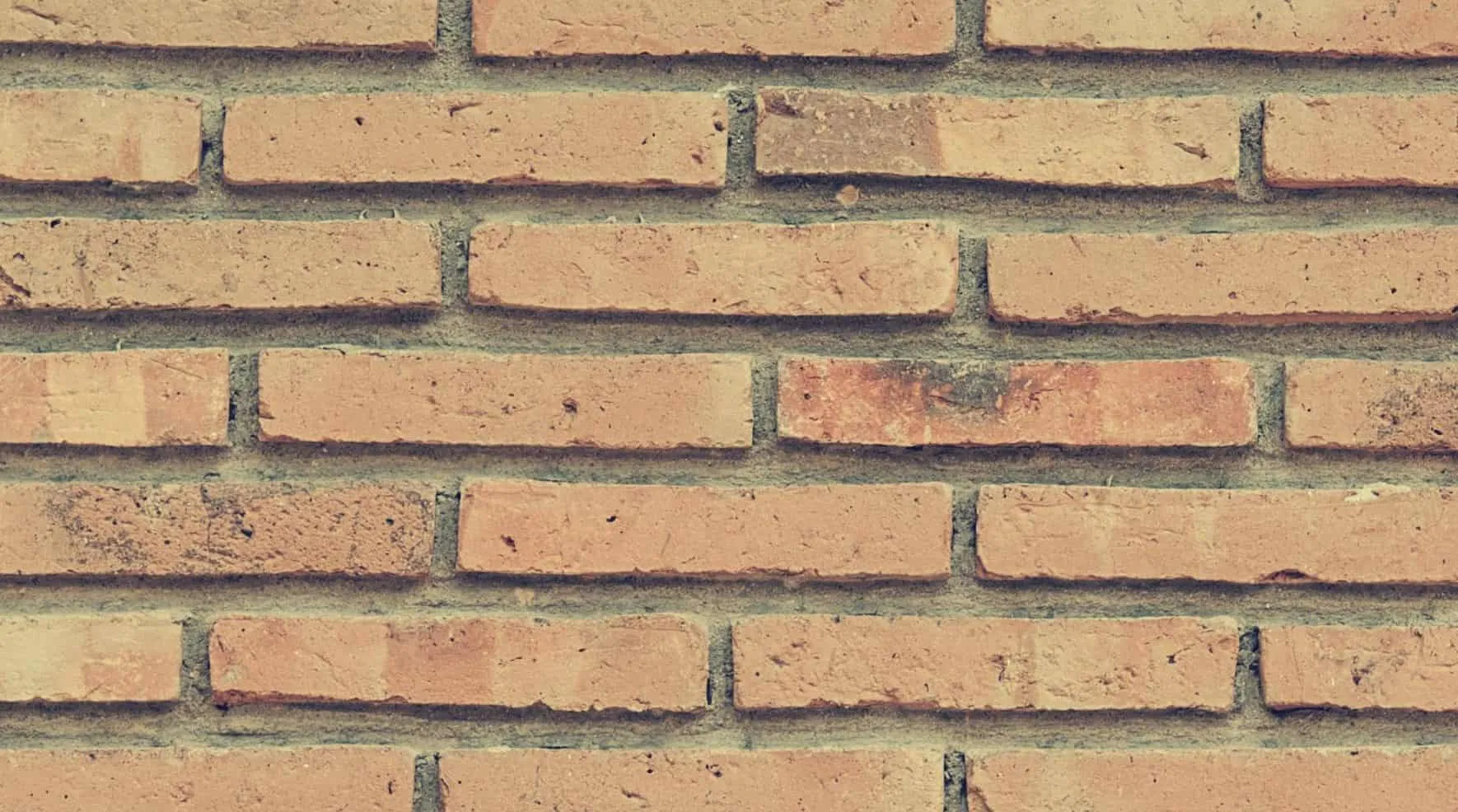 Mauer aus hellen Ziegelsteinen im Verband