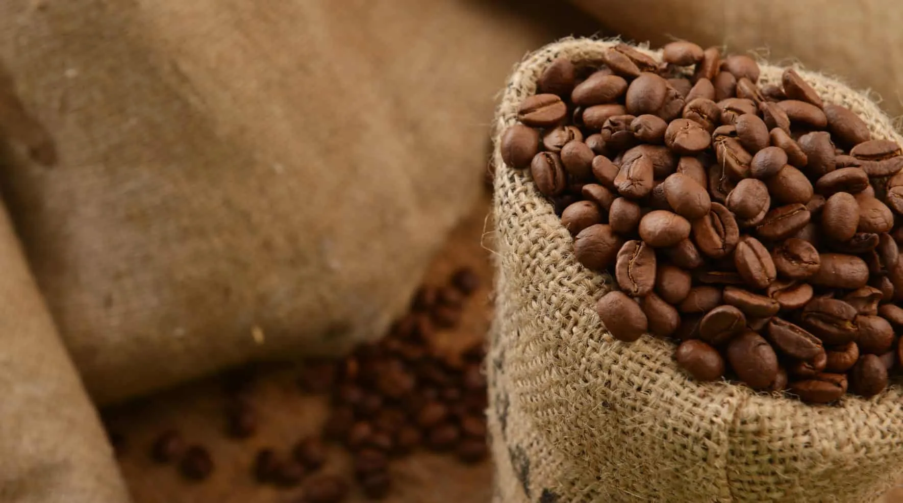 Jutesäcke voller Kaffeebohnen