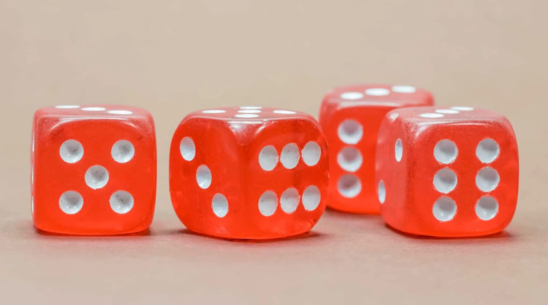Vier rote Würfel nebeneinander