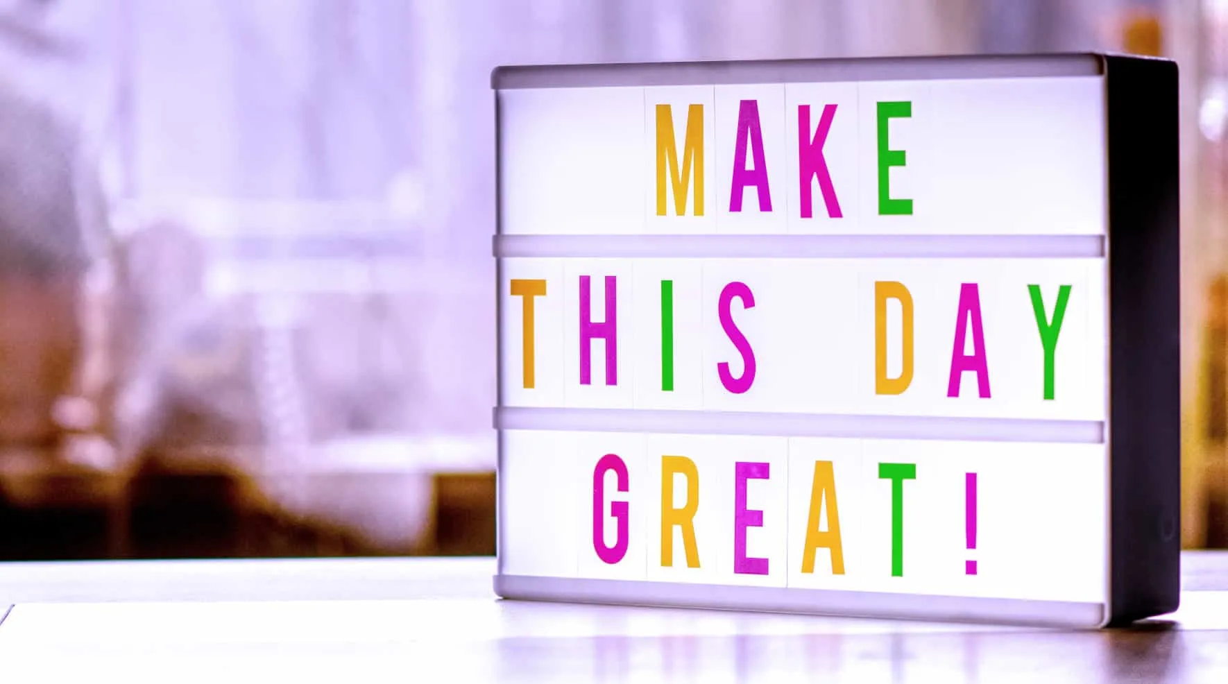 Leuchtkasten mit dem Schriftzug „Make this day great!“