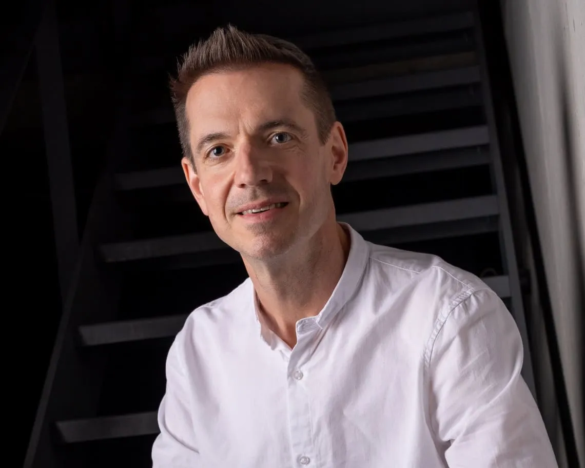 Sven Woltmann sitting on stairs